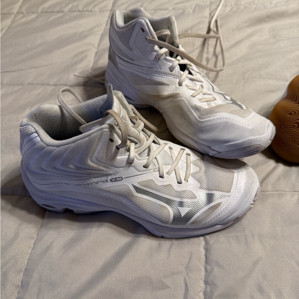 Mizuno women’s wave lightning volleyball  White and Gray  Shoes